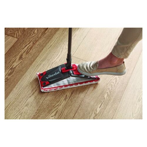 Mop Vileda Ultramax 2w1 w użyciu na podłodze z twardego drewna