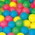 Közelkép színes műanyag labdamedence labdákról