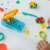 Play-Doh Fun Factory gyurmanyomó és gyurma alkotások egy asztalon