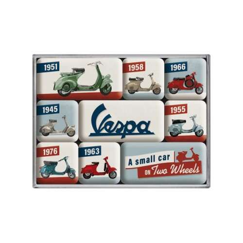 9 darabos Vespa modell mágnes szett, vintage Vespa robogókkal különböző évekből, a Vespa logóval és a 'A small car on two wheels' felirattal