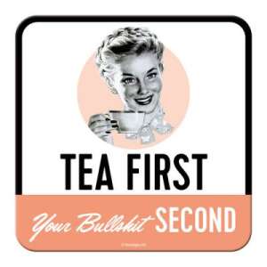 Tea First Poháralátét, fém poháralátét parafa aljával, vicces design, tea ivó nő, felirattal: Tea First Your Bullshit Second - Poháralátét