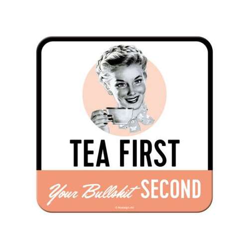 Tea First Poháralátét, fém poháralátét parafa aljával, vicces design, tea ivó nő, felirattal: Tea First Your Bullshit Second