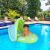 Baby genießt Bestway Splash Star Babyboot mit Sonnendach im Pool