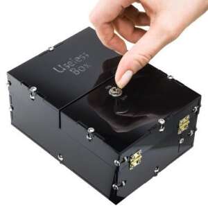 Haszontalan doboz, egy szórakoztató és frusztráló játék, amely órákig szórakoztatni fog. A dobozban van egy kapcsoló, amelyet be- és kikapcsolhat, de a kar mindig kikapcsolja a kapcsolót. - Logikai játék