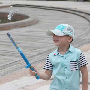 Gyerek játszik a Fun Fly Stick levitációs pálcával, szabadtéri szórakozás - Nonbrand Interaktív gyerek játék