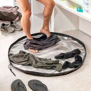 Férfi, aki vízálló öltözőszőnyeget használ ruhacsere után úszás, edzőterem vagy strand - Vízálló táska