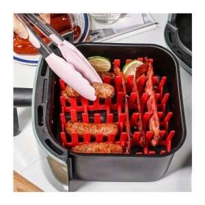 Piros szilikon légsütő grill állvány kolbásszal és szalonnával, tökéletes a légsütőben való grillezéshez - Grillezés & Kültéri főzés