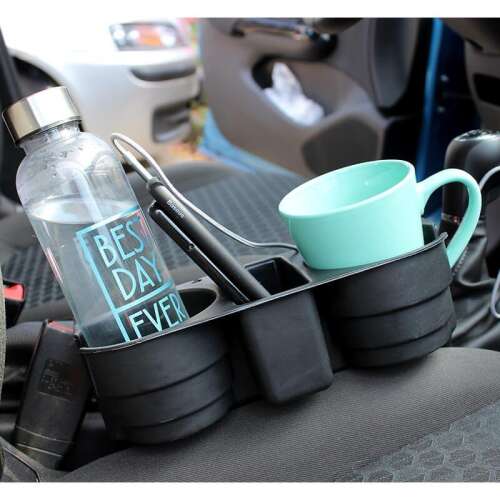 Fekete autós pohártartó két pohártartóval, egy vizes palackkal, egy telefonnal és egy tollal