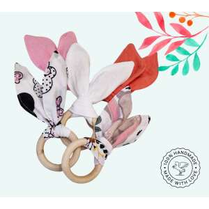 Kézzel készített fa baba rágóka nyuszifülekkel, rózsaszín, fehér és narancssárga színben - Textil pelenka