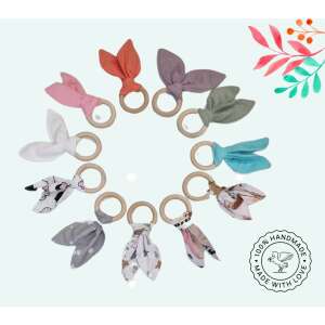 Különböző színű és mintájú Pegazus kézzel készített fa baba rágóka nyuszifülekkel - Textil pelenka