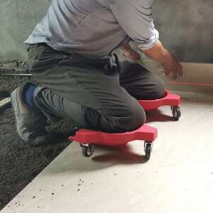 Red rolling knee pads for construction workers, kneeling pads with wheels, knee pads for tiling, knee pads for flooring - Mechanic Chair
