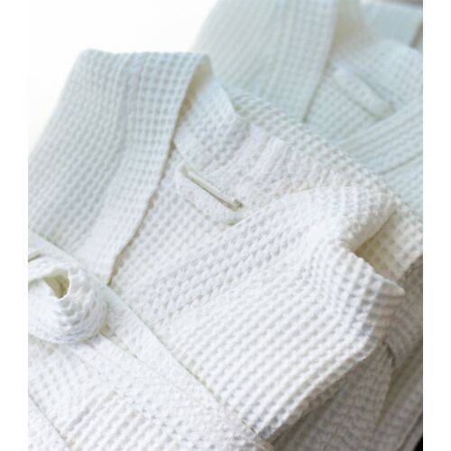 Közelkép Infiniza fehér waffle köntösről