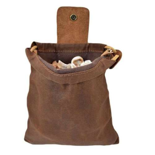 Geantă de cules fructe din pânză maro cu curea de piele, pliată, pe fundal alb