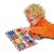 Gyermek játszik a Melissa & Doug Geometriai formák fa puzzle-vel