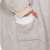 Springos Oversize-Hoodie-Decke in Beige, Nahaufnahme der Tasche