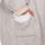 Springos Oversize-Hoodie-Decke in Beige, Nahaufnahme der Tasche