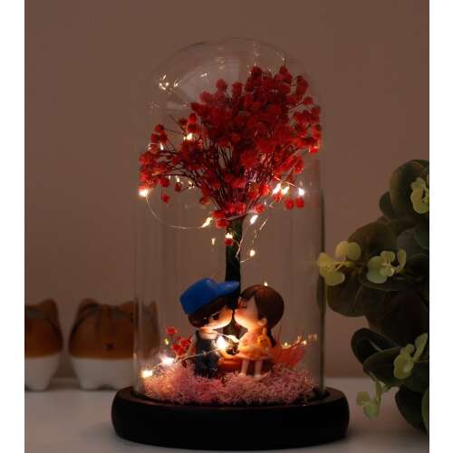 Tartósított Gypsophila virág pár figurával üvegkupolában hangulatfényel, Valentin-napi ajándék