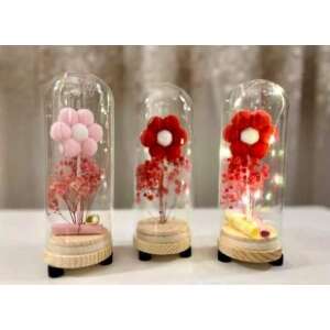 Üvegkupola vörös, rózsaszín és kék virágdíszítéssel, LED világítással és fa talppal - Ajándék ötlet Valentin-napra