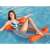 Жена релаксира на надуваем плаващ стол за басейн