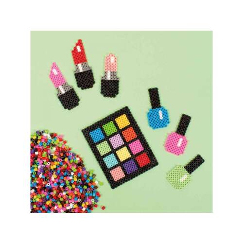 PlayBox of Sweden 5mm MIDI Bügelperlen, die verwendet werden, um Make-up-Designs zu erstellen, darunter Lippenstifte und Nagellackflaschen