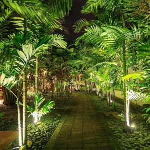 V-TAC kerti talajlámpák megvilágítanak egy buja kertet éjszaka - V-TAC