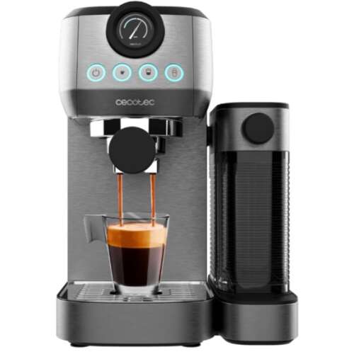 Aparat de cafea automat Cecotec Power Espresso 20 Steel Pro Latte, preparând espresso într-o cană de sticlă