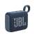 Vedere unghiulară a difuzorului Bluetooth portabil albastru JBL Go 4 cu logo-ul JBL