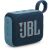 Vedere unghiulară a difuzorului Bluetooth portabil albastru JBL Go 4 cu logo-ul JBL