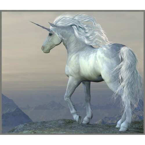 Unicorn alb cu o coamă și o coadă lungă și curgătoare, stând pe vârful unui munte