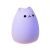 Éjjeli lámpa LED fénnyel cica éjjeli lámpa lila színben világít fehér háttérrel.