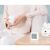 Xiaomi Mi Czujnik Temperatury i Wilgotności 2 na stole, w użyciu