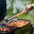Barbecook rozsdamentes acél fogó fa nyéllel, 40cm, grillezéshez használva