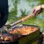 Barbecook nerezové grilovacie kliešte pri používaní, otáčanie jedla na grile