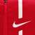 A Nike Academy 21 piros hátizsák cipzárjának és swoosh logójának közeli képe