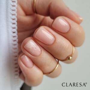 Claresa Power Base 03 beige-pfirsichfarbener Nagellack auf Nägeln - Künstliches Nagelgel