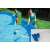 Set de curățare a piscinei Intex în uz, arătând plasa de colectare a frunzelor, capul de aspirare Venturi și peria
