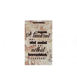 Fa tábla a következő idézettel: "A legjobb tanár az, aki utat mutat, és aki nélkül kevesebbek lennénk." - Ajándék tábla