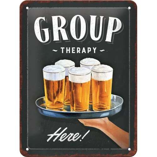 RETRO Group Therapy fém tábla vicces mintával, sörökkel egy tálcán, 'Group Therapy Here!' felirattal