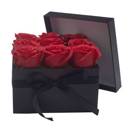 Vörös szappanrózsák fekete ajándékdobozban, tökéletes Valentin-napra vagy bármilyen különleges alkalomra