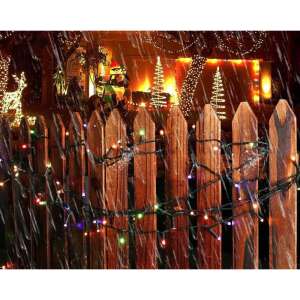 Színes elemes LED Fényfüzér ukrašava ogradu u snježnom vanjskom okruženju - ProGarden Lampica