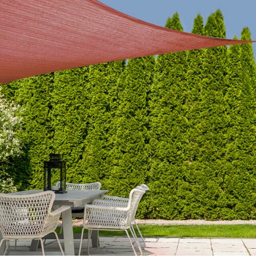 Terra négyzet alakú napvitorla, amely árnyékot biztosít a kültéri ülőhely felett.