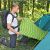 Mann richtet Bestway WanderLite Campingmatte im Zelt ein