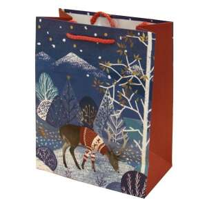 Nagy karácsonyi ajándékzsák, szarvasral, aki pulóvert visel, hófödte erdőben - Művészet & Hobbi