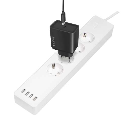 LogiLink SH0104 230V WiFi okos elosztó 4 aljzattal és 4 USB porttal, Fehér, telefon töltővel bedugva - Logilink