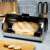 Pudełko na chleb Klausberg B-7269 z chlebem w środku, ze stali nierdzewnej i czarne, otwarta pokrywa, ustawienie kuchni