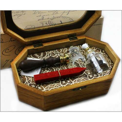 Rubinato Pecsétnyomó szett fa díszdobozban, tartalmaz pecsétnyomót, pecsétviaszt és egy kis gyertyát