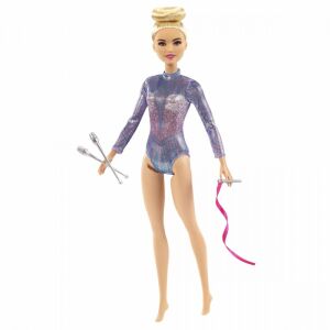 Lalka Barbie gimnastyczka rytmiczna z wstążką i maczugami na białym tle - Mattel Baba