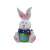 Iepuraș de Paște din ceramică cu papion și ținând o morcov, perfect pentru a adăuga o notă de distracție casei tale