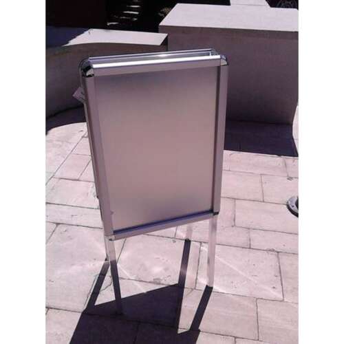 Kétoldalas A2 méretű megállító tábla fém hátlappal, összecsukható, napsütésálló, eloxált kerettel, tükröződésmentes fóliával, krómozott sarkokkal, 32 mm-es profilszélességgel