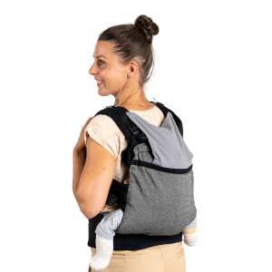 NANDU Bébi Csatos állítható hordozó - kendős nyersfehér-fekete baba hordozó, nő viseli a babával - Nandu